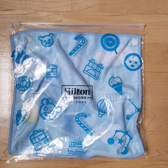 Hilton Honors Blue Air Balloon Baby Bib Exclusive New - Picture 8 of 8